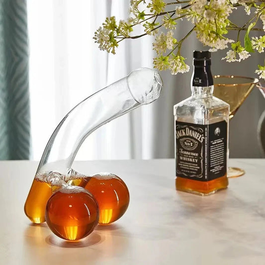 Creative whiskey and red wine decanter made of high borosilicate glass, making it an ideal choice for bar displays